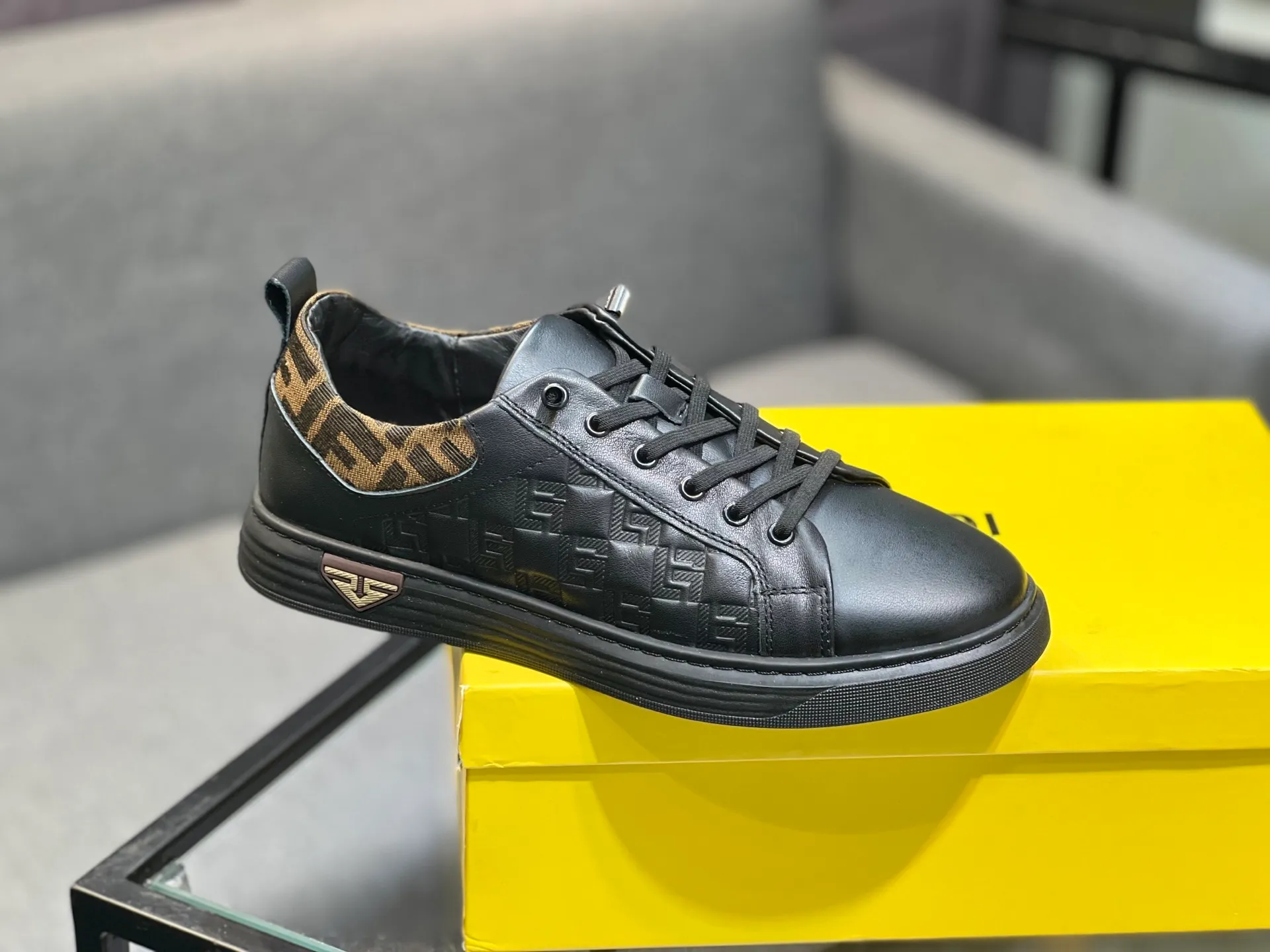 Men's men's shoes 💰400 [FENDI] Spring and Autumn new style 🙈original replica! Reproduced from the original 💯, the workmanship is top-notch, 💪💪💪 cowhide leather upper ➕ genuine leather feet, 👻 suitable for all kinds of travel! Number of yards 38-44